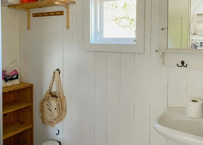 Dom wakacyjny Renovated Boathouse From 1960 By The Sea In Boroya *